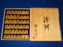 清夏作宸筆錦旗島黄楊斑入柾目彫埋将棋駒　新品/桐製平箱付（KS387)